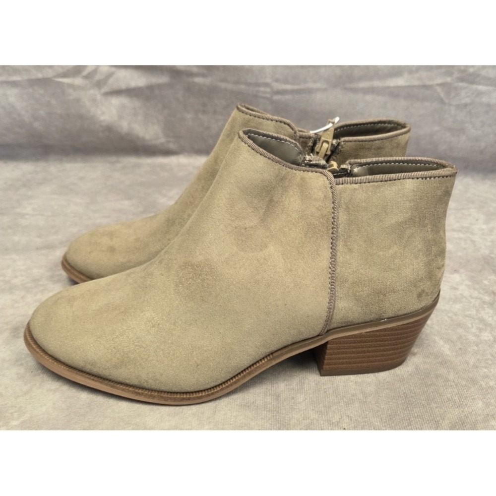 Amazon Essentials Beige Womens Size 8 BOOTIES